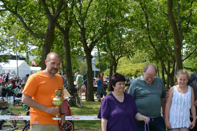 Alle racer og glade hundefolk mødes i DRC/DHSK. Her ses en gruppe glade deltagere i kultur weekenden 2015 i Brøndbv Strand hvor mange mødtes til en og hundesnak.